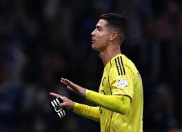 利物浦官网仅放萨拉赫抢圈训练图，未展示其与队友拥抱镜头